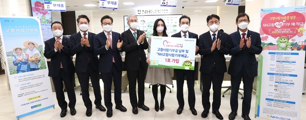 앞줄 왼쪽부터 최문섭 NH농협손해보험 대표이사, 조소행 상호금융 대표이사, 이재식 농협중앙회 부회장, 이석준 NH농협금융지주 회장, 농협은행 직원, 이성희 농협중앙회장, 이석용 NH농협은행장, 윤해진 NH농협생명 대표이사