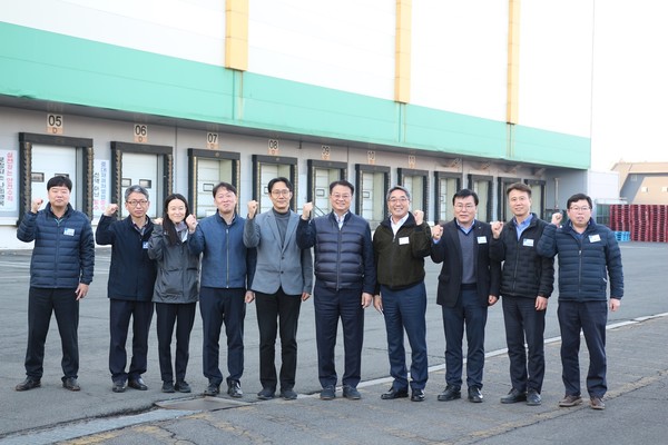 왼쪽부터 김영재 안성농식품물류센터 팀장, 허장행 농협원예수급부 채소사업국장, 김혜련 농축수산물 물가대응팀장, 홍인기 농림축산식품부 유통정책과장, 이지호 기획재정부 민생경제정책관, 방기선 기획재정부 1차관, 염기동 농협경제지주 산지도매본부장, 박영호 농협 안성농식품물류센터장, 최장현 농협안성농식품물류센터 부센터장, 황원길)