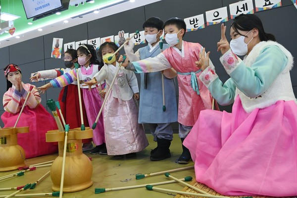 농협 하나로마트 양재점에서 어린이들이 우리 고유의 전통놀이를 체험하고 있다.