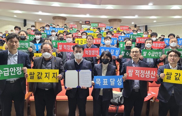 맨 앞줄 왼쪽부터 정순일 농림축산식품부 식량산업과 사무관, 윤여호 예천군 농협쌀조공법인 대표, 박서홍 농협경제지주 식품가공본부장, 김영순 대야농협 상무, 김보람 농림축산식품부 식량산업과장, 허용준 농협경제지주 양곡사업부장