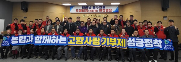 김관영 전북도지사가 익산도매시장과 군산원협을 방문해 농업인의 애로사항에 대해 의견을 나눴다.