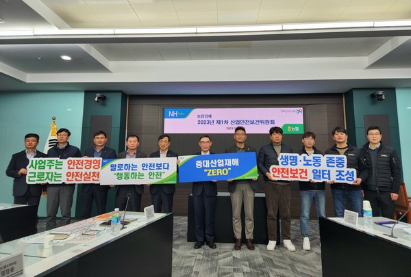 우성태 농협경제지주 농업경제대표이사(왼쪽 여섯 번째)와 송정훈 금융노조 NH농협지부 부위원장(일곱 번째) 등 노사측 위원 11명이 위원회 종료 후 기념사진을 찍고 있다.