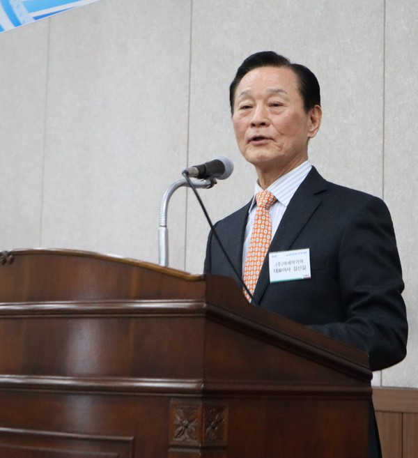 3선에 성공한 김신길 한국농기계공업협동조합 이사장이 당선소감을 밝히고 있다.