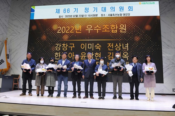 진경만 조합장(오른쪽에서 다섯 번째)이 우수 조합원에 대한 시상식 후 기념촬영을 하고 있다.