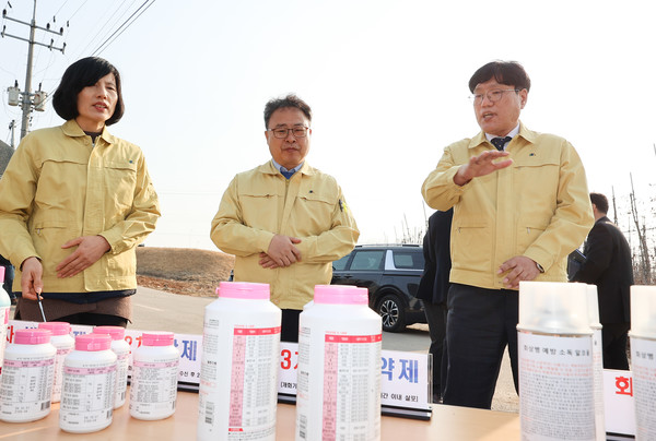 조재호 농진청장이 지난 23일 예산군 사과재배 농가에서 화상병 대응 궤양 제거 현장을 점검하고 있다.