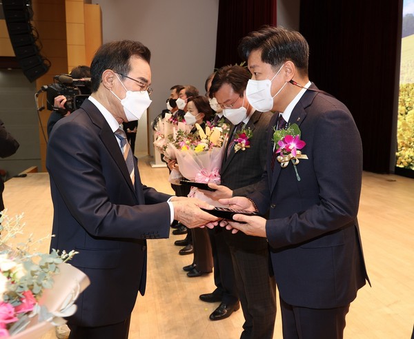 황준구 본부장(오른쪽)이 이성희 농협중앙회장으로부터 1분기 범농협 사회공헌상 표창패와 축하 꽃다발을 전달받고 있다.