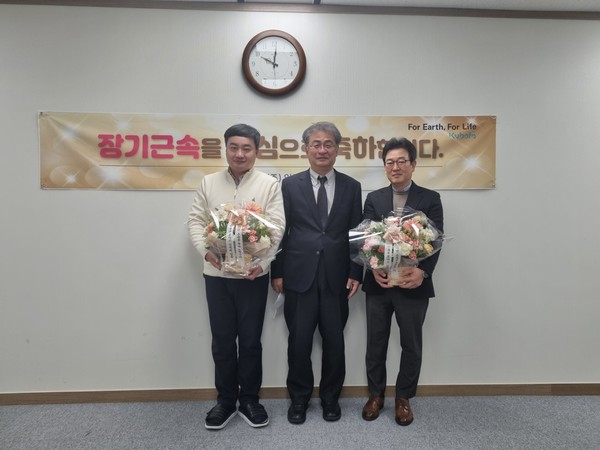 올해 창립 23주년을 맞아 장기근속자들에 대한 표창식을 지난 7일 서울사무소에서 가졌다.