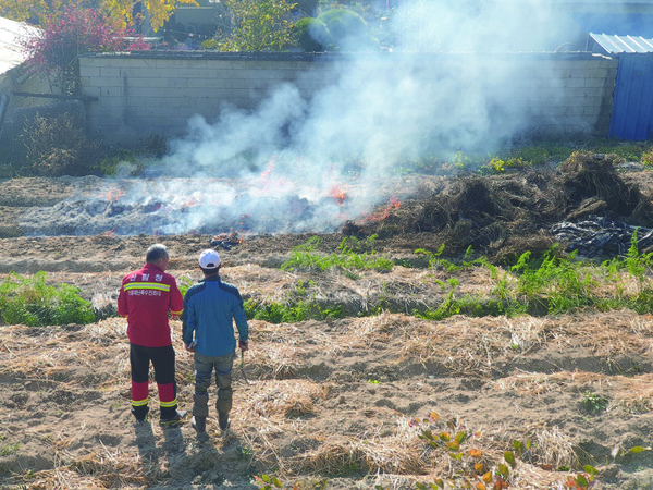 산림청 단속요원이 산림연접지의 소각을 단속하고 있다.