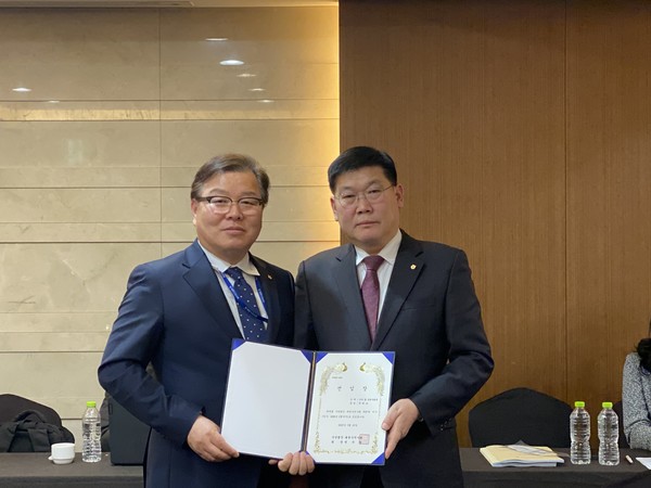 허주형 회장(왼쪽)과 수석 및 공직부회장에 선임된 한태호 부회장(오른쪽).