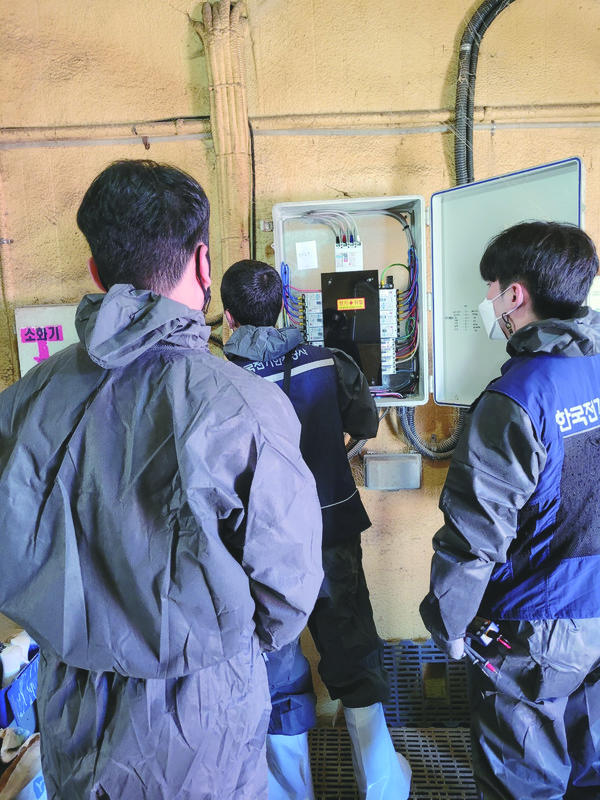 전기안전점검 검사를 진행하는 모습.