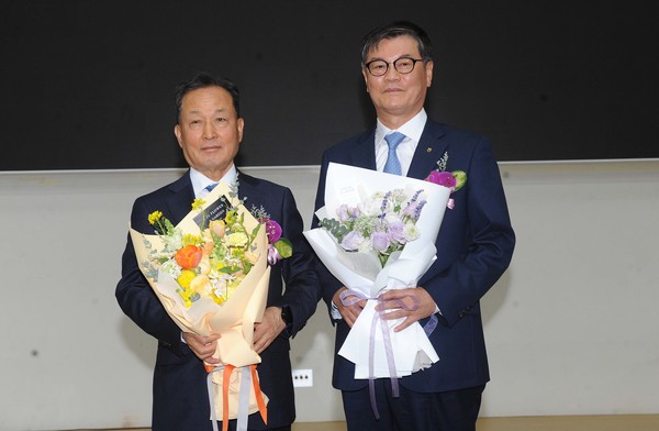오정길 전 조합장(왼쪽)과 정성진 신임 조합장이 기념촬영을 하고 있다.