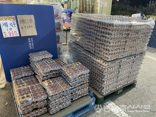 서울의 한 식자재마트 오픈할인 행사에서 미끼 상품으로 계란 한 판이 3980원에 판매되고 있다.