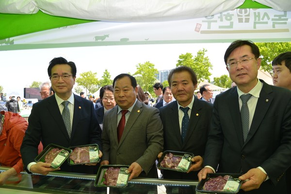 지난 1일과 2일 양일간 열린 '2023 대한민국 축산대전'에서 정황근 농림축산식품부 장관(왼쪽부터), 김삼주 전국한우협회장, 이동활 한우자조금관리위원장, 안병우 농협경제지주 축산경제대표이사가 한우 할인행사를 살펴보고 있다. 