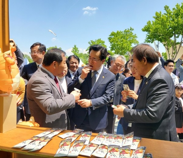 행사에 참여한 내외빈들이 한우육포를 시식하고 있다. 