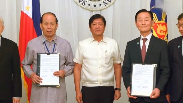 김신길 한국농기계조합 이사장(오른쪽)과 마르코스 주니어 대통령(가운데), 도밍고 F. 판가니반 필리핀 농업부 장관이 MOU 체결 후 기념촬영을 하고 있다.