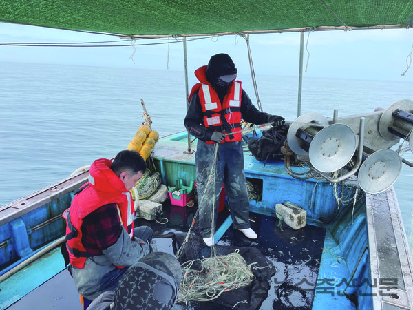 지난 9일 전북 부안군에서 청년어선임대사업 대상자로 선정된 예비선장들이 현장 실습교육을 받고 있는 모습.  예비선장들은 열흘동안 조업중인 어선에 승선해 어업기술을 전수받게 된다.