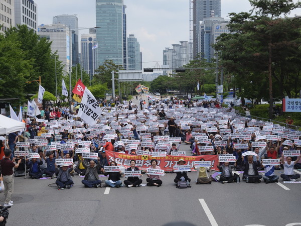 일본 방사성 오염수 해양투기 저지 공동행동 주최로 지난 12일 국회 앞에서 열린 전국어민대회에서 참석자들이 일본의 오염수 해양방류를 규탄하는 시위를 하고 있다.