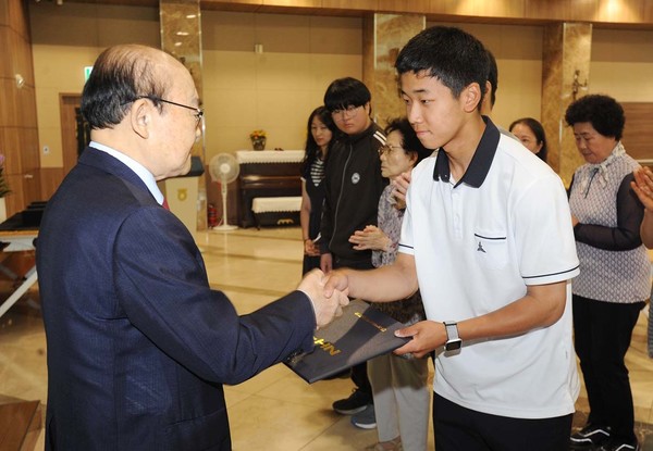 박준식 조합장(사진 왼쪽)이 장학증서를 전달하고 있다.