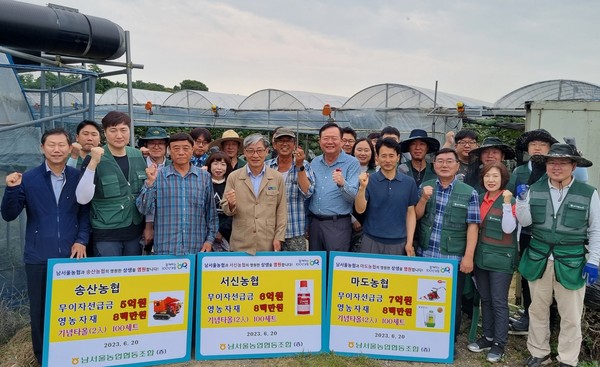 20일 남서울농협 임직원들은 화성시 관내 산지농협에 대한 무이자선급금과 영농자재 전달식을 가진 후 포도농가를 방문해 포도봉지 씌우기 등 일손돕기를 실시했다.(사진 왼쪽 3번째부터 한기연 송산농협 조합장, 안성철 서신농협 조합장, 김진찬 농가주, 안용승 남서울농협 조합장, 권태우 마도농협 조합장)