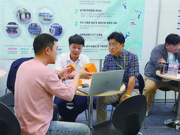 한국농업기술진흥원에서 개최한 기술상담회에서 기술상담이 진행되고 있다.