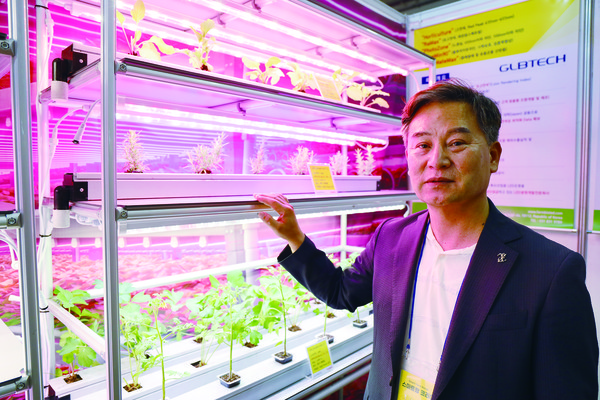   지엘비텍은 작물재배용 발광다이오드(LED)를 선보였다. 지엘비텍의 LED는 태양광과 98% 유사한 하이엔드급 초고연색성 LED이다. 사진은 자사 제품과 기술을 설명해주는 최영식 지엘비텍 대표.