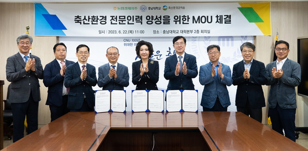 MOU체결 단체사진 모습. 문홍길 원장(왼쪽에서 네 번쨰), 이진숙 총장(가운데), 안병우 대표(왼쪽에서 여섯 번째).