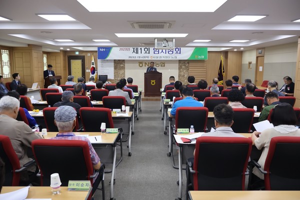 서울경기양돈농협은 지난 6일 임시총회에서 경기북부축산물유통센터 건립 계획에 대한 대의원 찬반투표를 실시해 대다수의 찬성으로 원안대로 의결했다.