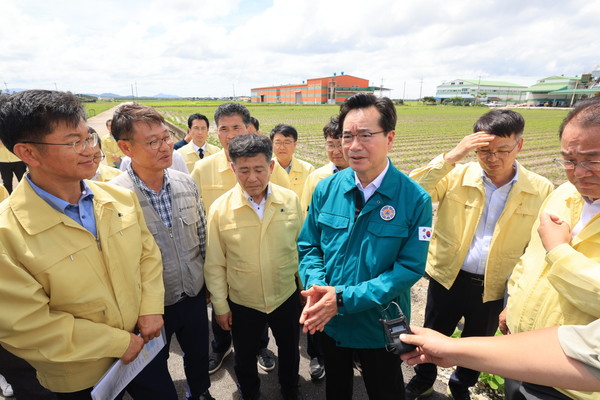 정황근 농식품부 장관이 지난 17일 집중호우로 피해를 입은 전북 김제시 콩 생산단지 찾아 피해상황을 점검하고 있다.