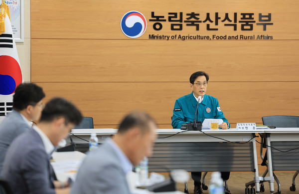 한훈 농식품부 차관이 집중호우에 따른 농축산물 수급 영향 점검회의를 주재하고 있다.