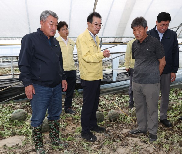 이성희 농협중앙회장은 지난 17일 전북지역을 방문해 집중호우로 인한 피해상황을 점검하고 범농협 차원의 피해복구 대책을 밝혔다.