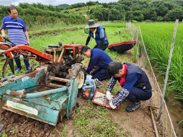 천안시농업기술센터 농업기계팀 직원들이 수해복구현장을 찾아 침수된 농업기계를 수리하고 있다.