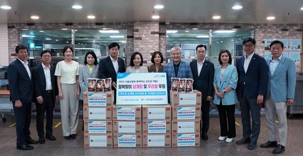 8일 말복을 맞아 농협서울본부와 서울 강동농협은 ‘성가정노인종합복지관’을 방문해 강동구 관내 취약계층을 위한 후원행사를 실시했다.(사진 왼쪽 5번째부터 황준구 농협서울본부장, 전주혜 의원, 최은영 성가정노인종합복지관장, 박성직 강동농협 조합장)