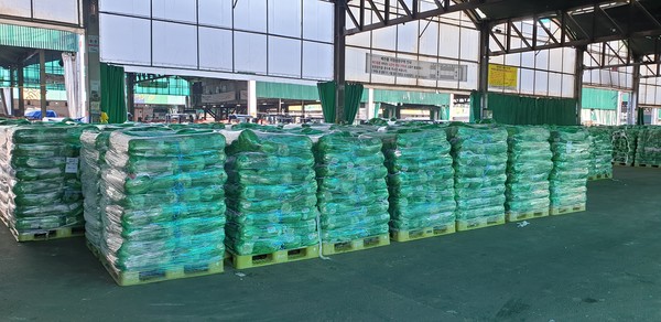 한국농업유통법인중앙연합회는 최근 한국농수산식품유통공사(aT)가 무분별하게 배추와 무 비축물량을 방출해 출하자 소득에 악영향을 끼치고 있다고 규탄했다. 사진은 aT에서 가락동농수산물도매시장에 방출한 배추 물량.