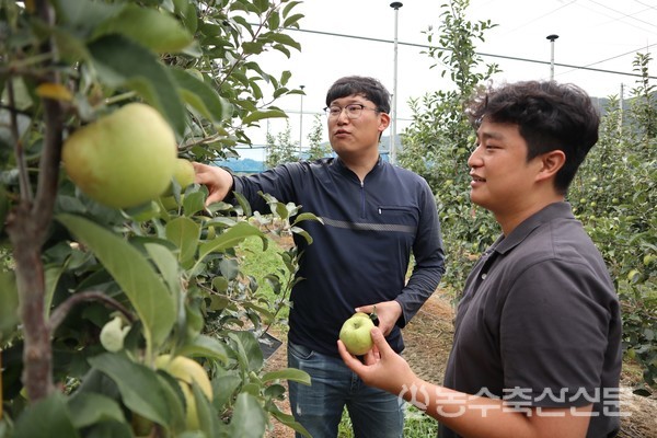 이재형 대표(왼쪽)와 조충현 신젠타코리아 충북지점 기술영업팀장(오른쪽)이 사과 방제에 대해 이야기하고 있는 모습.