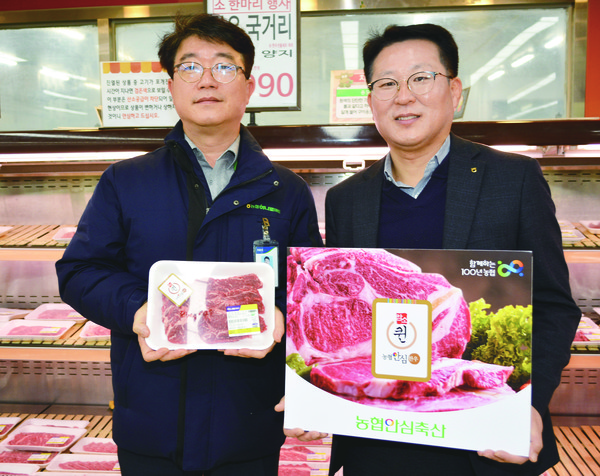 농협안심한우퀸 론칭행사에서 김강욱 하나로유통 고양유통센터 지사장(사진 왼쪽)과 김종수 농협축산물도매분사장(사진 오른쪽)이 기념촬영을 하고 있다.