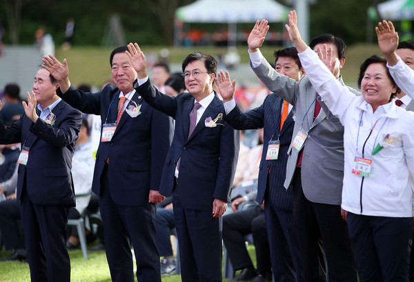 (왼쪽부터) 김지철 도 교육감과 조길연 도의회 의장, 김태흠 충남도지사