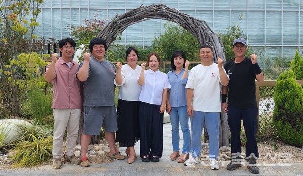 청년농업인들의 유입과 안정적 정착을 응원하며 다양한 활동을 펼치고 있는 김근수 청순농부 대표(왼쪽 네 번째)와 회원들의 모습.
