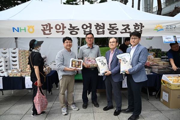 박준식 조합장(오른쪽에서 두번째)이 서영암농협의 특산품인 유기농햅쌀을 들어보이고 있다.