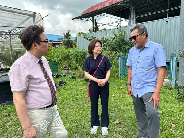 이문숙 교린 대표이사(가운데)와 정찬영 교린 사장(왼쪽)이 말레이시아 농림부 산하의 마르디 코퍼레이션 대표와 교린의 스마트농업시스템(SPAS) 구축 후보지를 답사하고 있다.