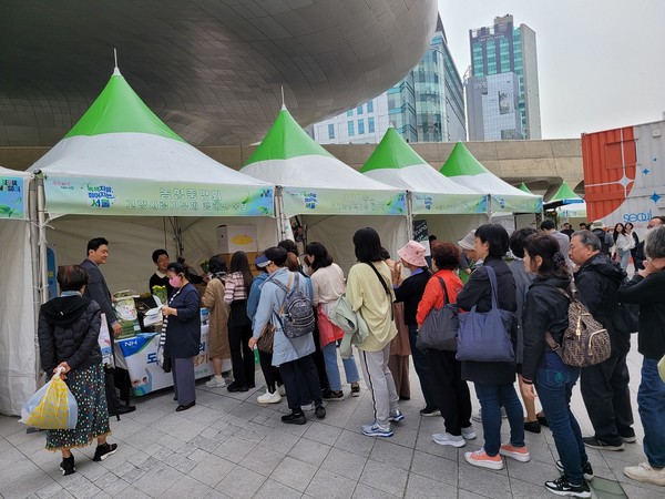 농협서울본부는 DDP 어울림마당에서 이틀간 열린 ‘2023 서울도시농업박람회’에 참가해 고향사랑기부제와 서울 관내 농협 답례품 홍보 부스를 설치·운영했다.