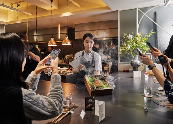 미슐랭 스타 김희은 셰프가 ‘THE짙은’을 활용한 요리를 선보이고 있다.