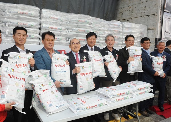 박준식 조합장(왼쪽에서 세번째)과 황준구 농협서울본부장(왼쪽에서 네번째)이 내빈들과  함께 우리쌀 팔아주기 운동 발대식에서 쌀 포대를 들어보이고 있다.