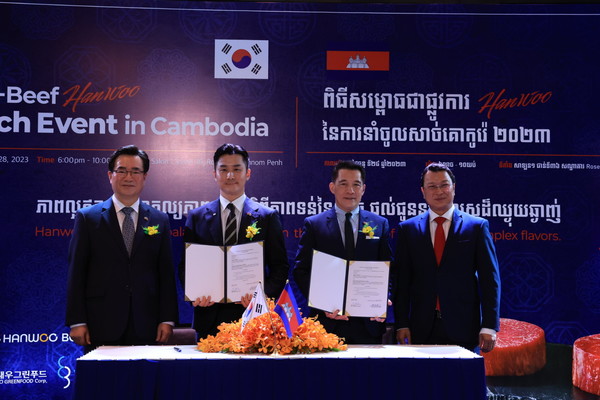 정황근 농식품부 장관(왼쪽 첫번째)와 이준호 (주)기본 대표(왼쪽에서 두번째)가 캄보디아 현지에서 캄보디아 정부관계자들과 한우 수출 협약을 맺고 기념촬영을 하고 있다.