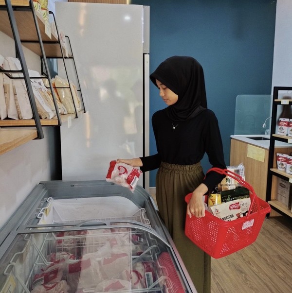인도네시아 브카시 지역에 위치한 '미트 마스터' 매장에서 한 소비자가 닭고기 제품을 구매하고 있다