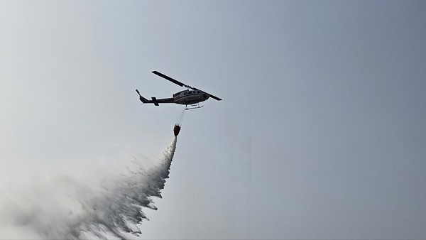 소방헬기를 이용한 화재진압 시연을 하고 있는 모습