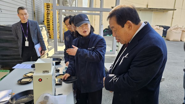 김현미 국립농산물품질관리 검사원이 최민호 시장에게 검사내용과 등급상정에 대해 설명하고 있다.