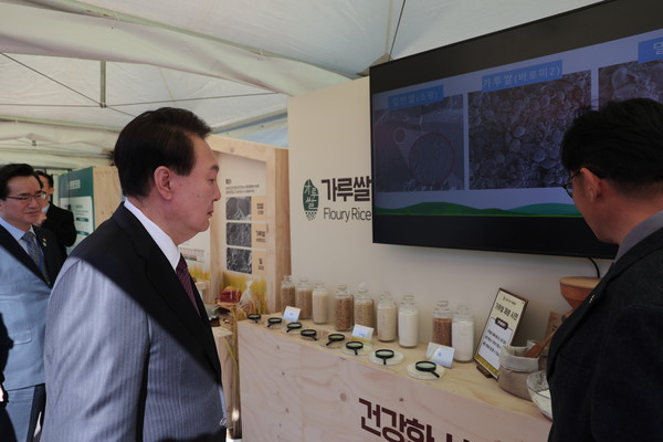윤석열 대통령이 가루쌀 전시장을 살펴보고 있다.