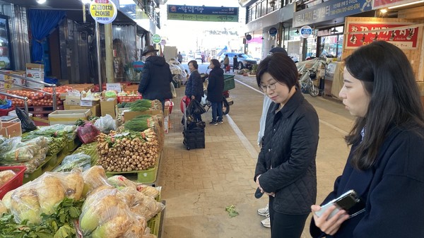 박수진 농식품부 식량정책실장(가운데)이 세종전통시장을 방문해 김장철 농축산물 수급 상황을 점검하고 있다.