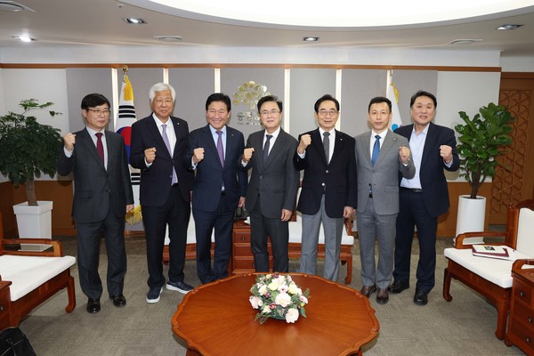 김태흠 충남도지사가 23일 도청 접견실에서 세계한인무역협회 임원들과 제25차 세계대표자대회 성공을 다짐하고 있다.