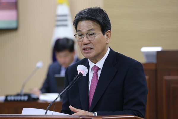 28일 청양군의회 본회의에서 시정연설을 하고 있는 김돈곤 청양군수